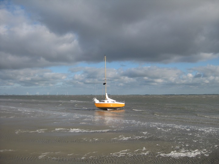 Kimmkieler Leisure 17 im nordfriesischen Wattenmeer bei Ebbe trockengefallen